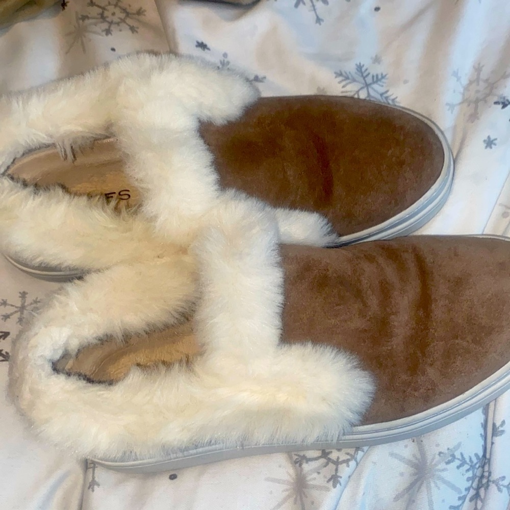 These are J/slides. They are size 8 in women. They are brown and crème colored.